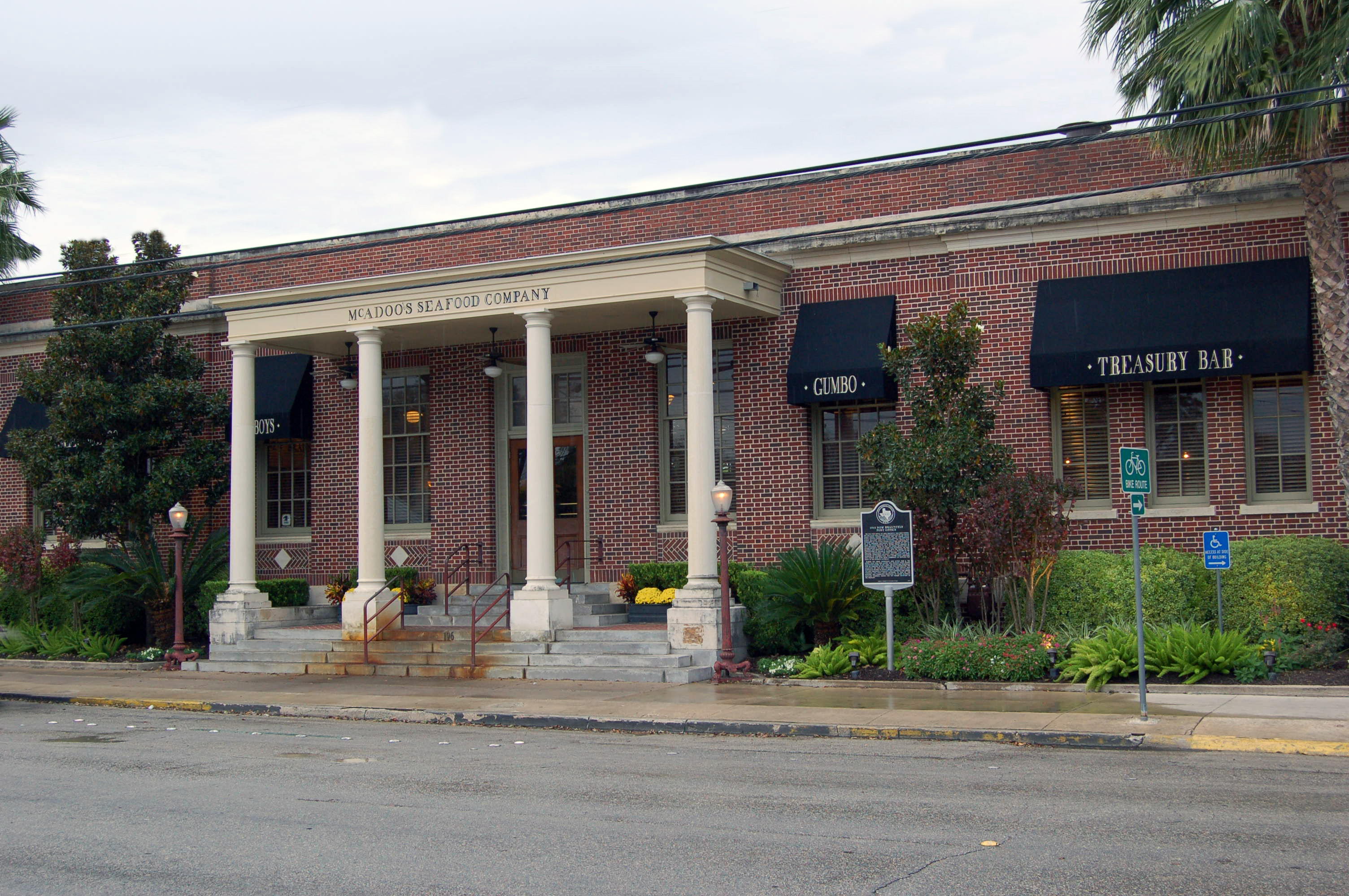 WHY ARE ALL THE DOWNTOWN NEW BRAUNFELSERS GOING TO THE POST OFFICE FOR  HAPPY HOUR? - New Braunfels Downtown